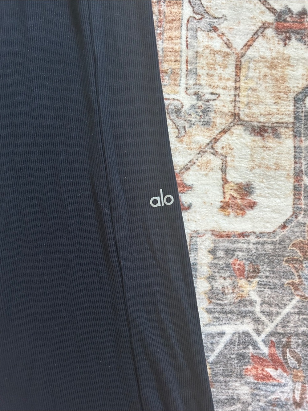 ALO Yoga Womens Black Wide-Leg Lounge Pants and Keyhole Chain Top - Picture 2 of 6